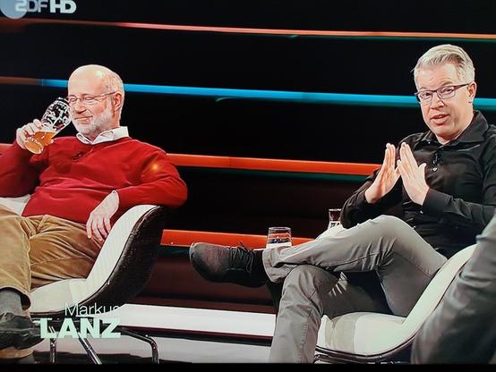Land Sendung - Frank Thelen erzählt blech, Harald lesch genießt grinsend einen Schluck aus dem Weizen-Glas