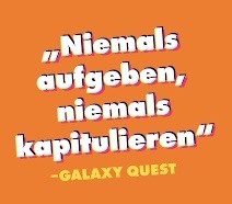 Ein orangefarbener Hintergrund mit dem Zitat "Niemals aufgeben, niemals kapitulieren", das dem Film "Galaxy Quest"  (in gelb) zugeschrieben wird.